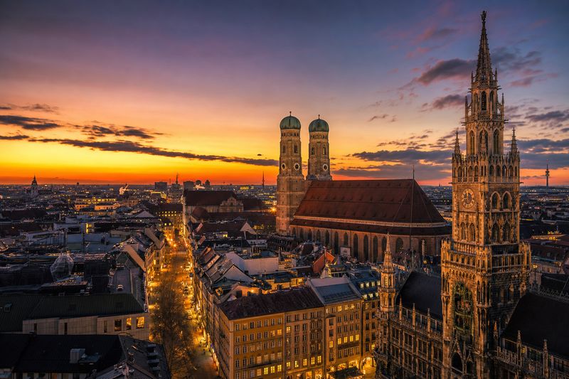 Blick über die Münchner Altstadt zur Frauenkirche in der Abenddämmerung